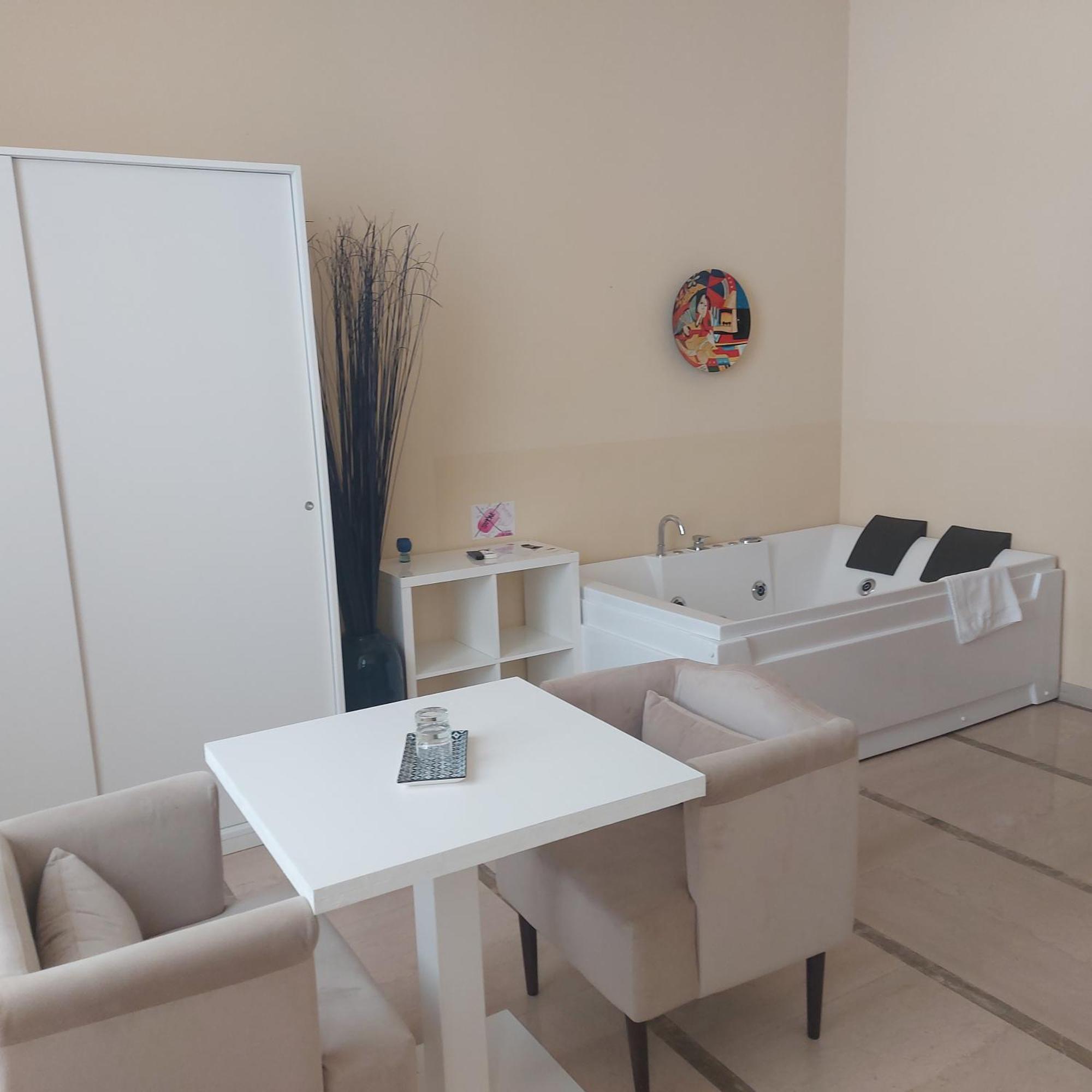 Bed and Breakfast Dimora Charleston Lecce Parcheggio Privato In Loco Gratis Номер фото